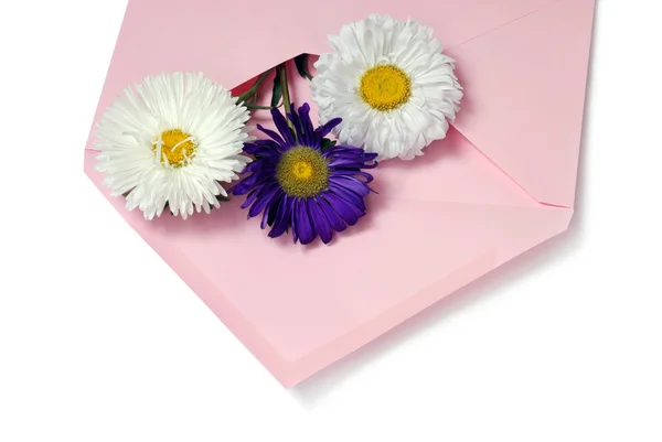 Enveloppe avec des fleurs — Photo