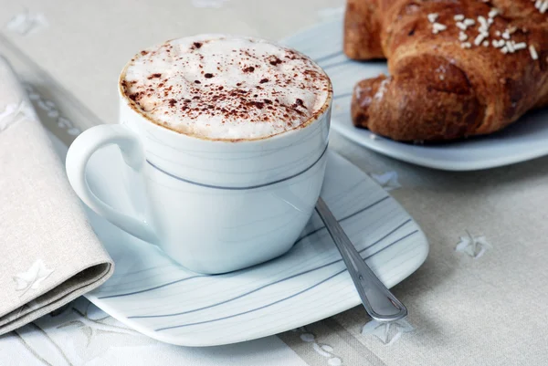 Cappuccino ve börek — Stok fotoğraf