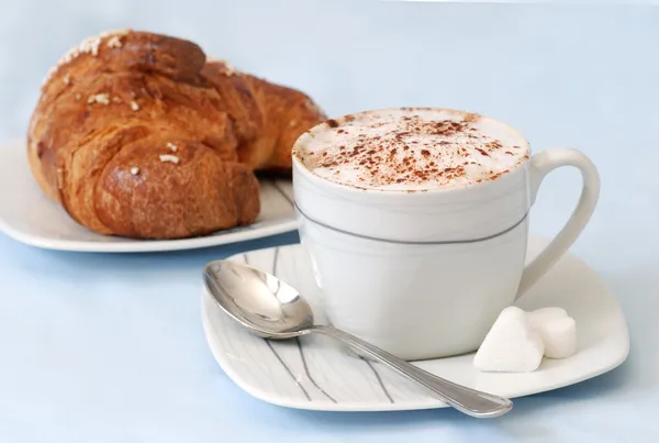 Cappuccino et croissant — Photo