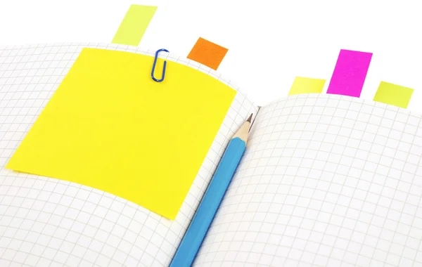 Buku catatan dengan pensil dan penanda — Stok Foto
