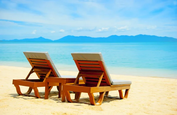 Liegestühle am Strand in der Nähe mit Meer — Stockfoto