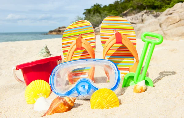 Морские ракушки и маска для дайвинга на пляже — стоковое фото