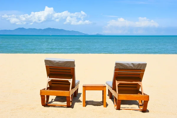 在海边沙滩上的椅子 — 图库照片
