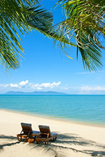 Sedie sulla spiaggia vicino al mare — Foto Stock