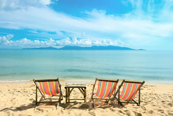 Sedie sulla bellissima spiaggia sabbiosa vicino al mare — Foto Stock