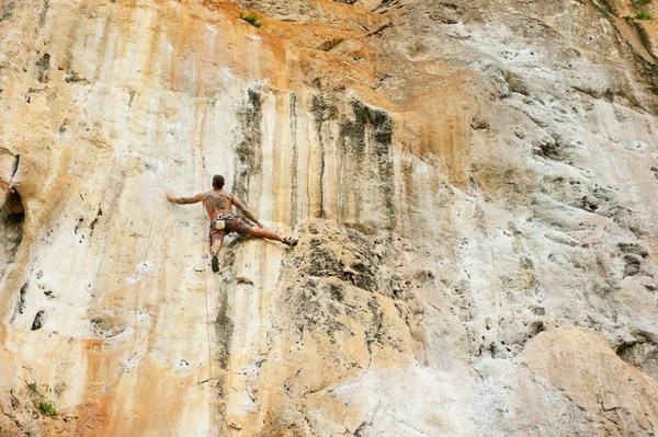 El escalador durante la conquista rocosa — Foto de Stock