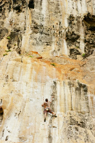 Der Bergsteiger bei der Eroberung des Felsens — Stockfoto