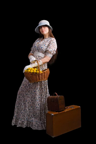 Жінка-туристка з старовинною валіза — стокове фото