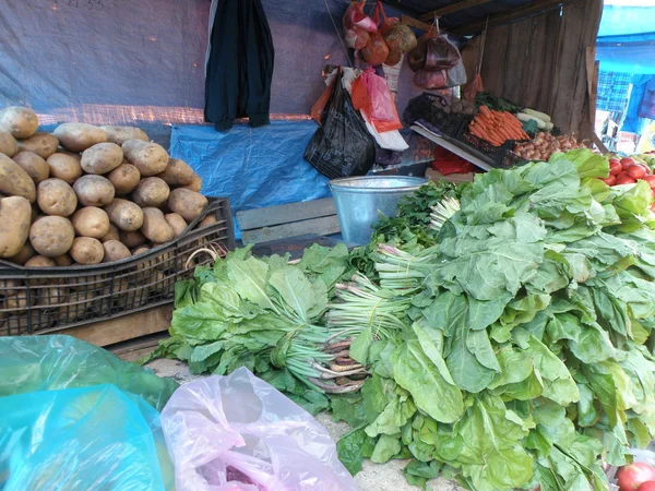 Sóska, a burgonya és a zöldségfélék, a piacon — Stock Fotó