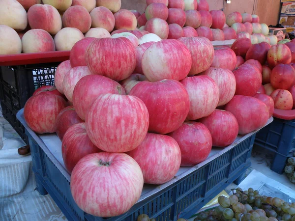 Äpplen i högar på en marknad — Stockfoto