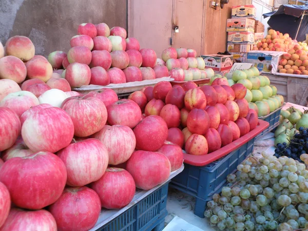 Fruit in stapels op de markt — Stockfoto