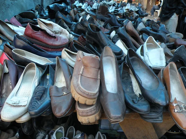 Verkoop van schoenen op de markt — Stockfoto