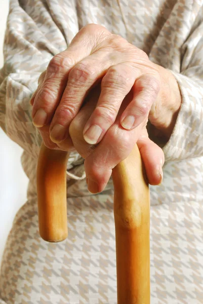Vecchie signore mani con bastone da passeggio — Foto Stock