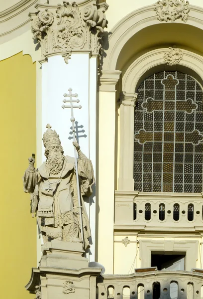 Gamla religiösa statyer i gamla kyrkan — Stockfoto