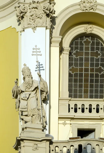 Antiguas estatuas religiosas en la antigua iglesia —  Fotos de Stock