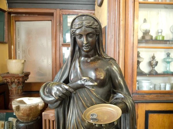 仿古青铜雕像的一个女孩，老的情况 — 图库照片
