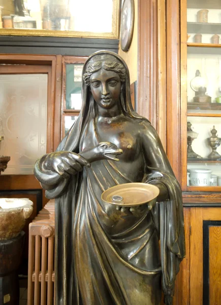 Антична бронзова статуя дівчини в старій ситуації — стокове фото
