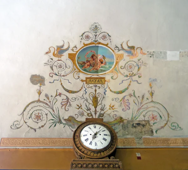 Παλαιά σχέδιο στον τοίχο και ρολόι — Φωτογραφία Αρχείου