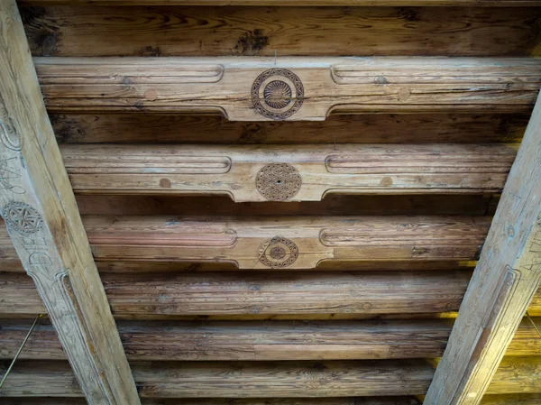 Macias vigas de madeira velhas na casa velha — Fotografia de Stock
