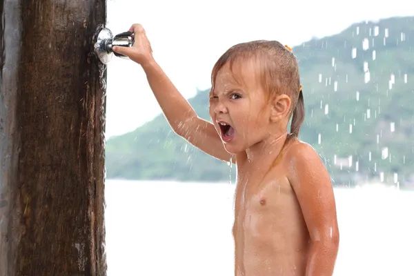 Klein meisje onder douche — Stockfoto