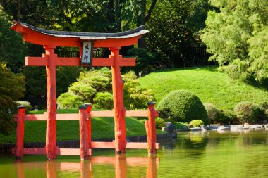 Japon bahçesi ve kırmızı bir zen kule gölet.