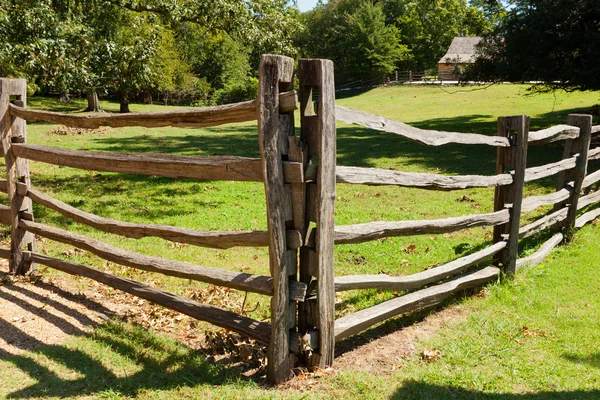 Αρχαία ξύλινο φράχτη στο αγρόκτημα. — Φωτογραφία Αρχείου