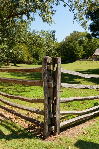 Старовинний дерев'яний паркан на фермі . — стокове фото