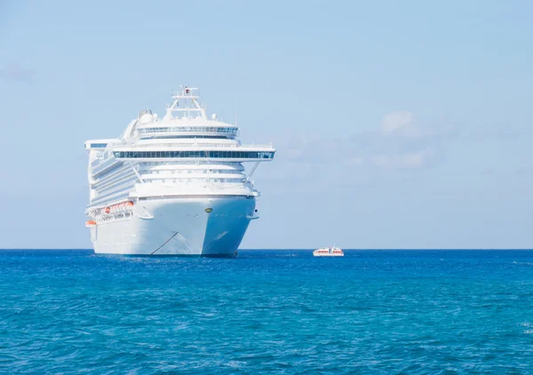 Kreuzfahrtschiff in der Karibik. — Stockfoto