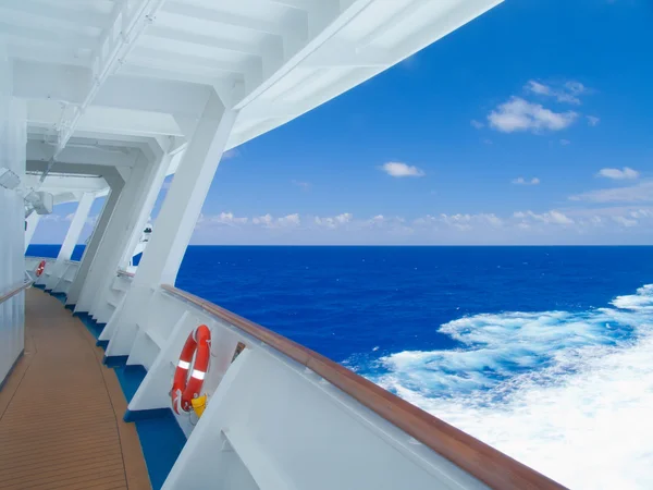Kryssningsfartyg i Karibiska havet. — Stockfoto