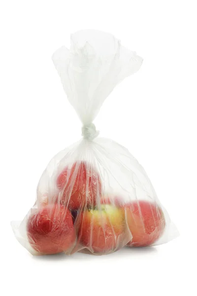 Röda äpplen i plastpåse — Stockfoto
