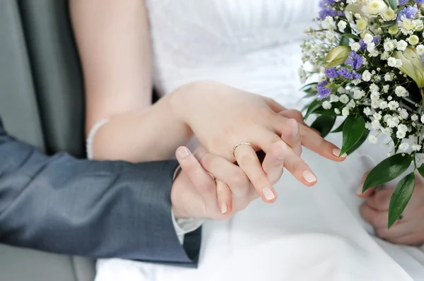新娘和新郎的手 — 图库照片