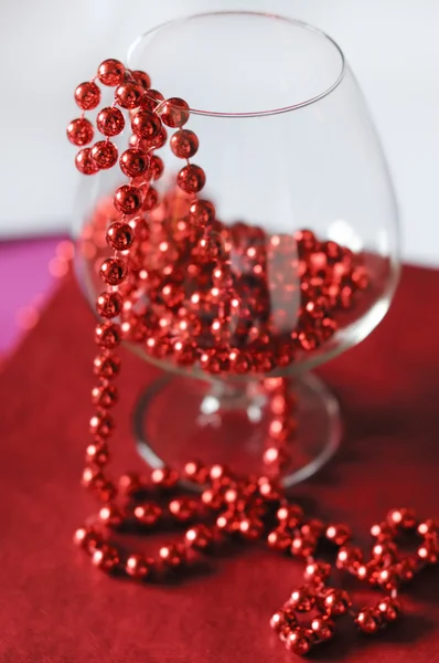 酒杯与红珠 — 图库照片