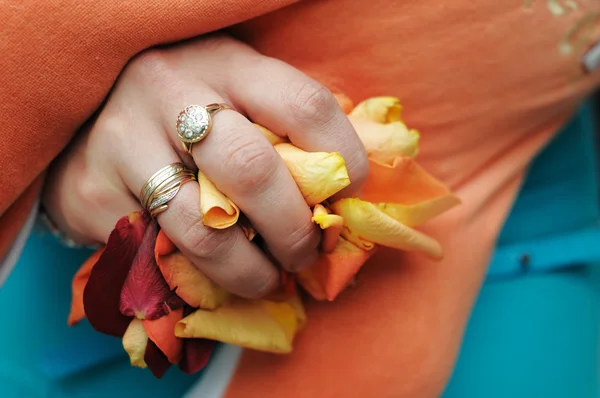 一个完整的玫瑰花瓣的女人的手 — 图库照片