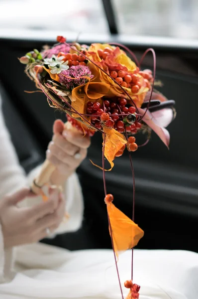 Novia celebración de flores de boda ramo — Foto de Stock