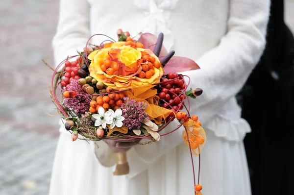 Наречена тримає весільний букет з квітами — стокове фото