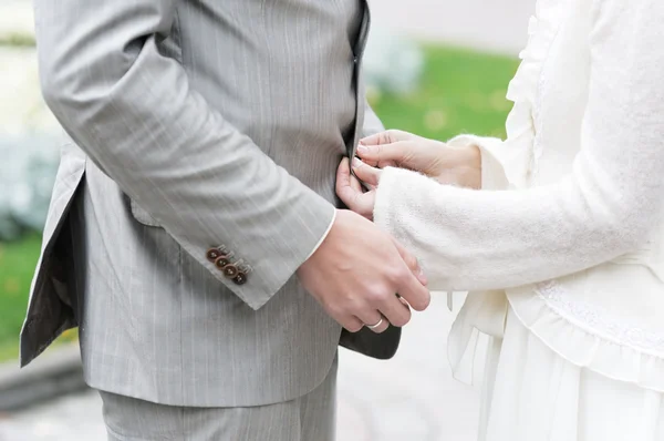 Bruden justera brudgummens kostym — Stockfoto