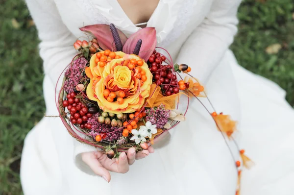 Nevěsta drží svatební kytice — Stock fotografie