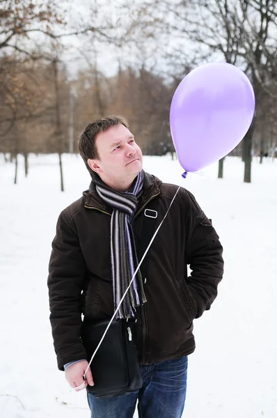 Een man bedrijf paarse ballon — Stockfoto