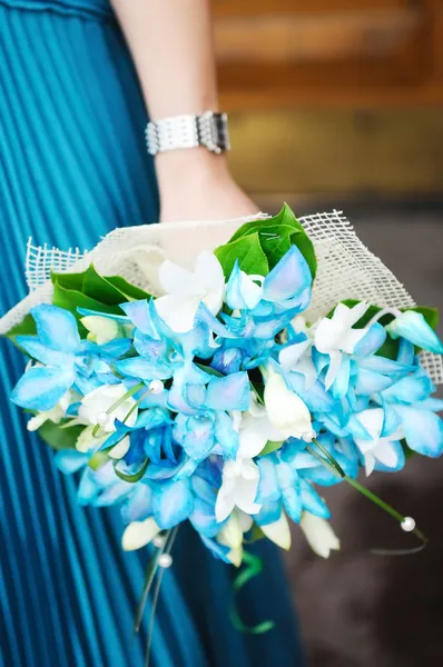 美丽的蔚蓝婚礼鲜花花束 — 图库照片