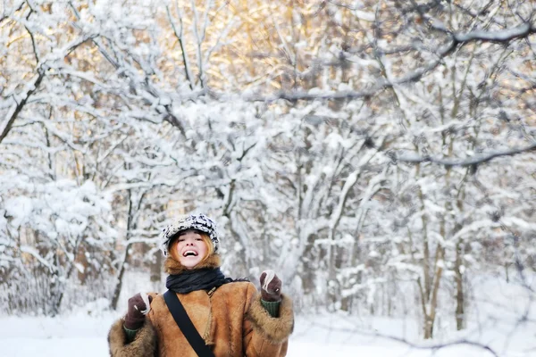 Jonge vrouw met plezier in de winter — Stockfoto