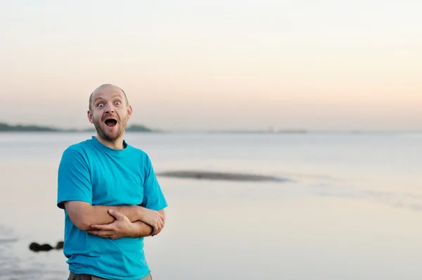 Deniz kenarında eğleniyor adam — Stok fotoğraf