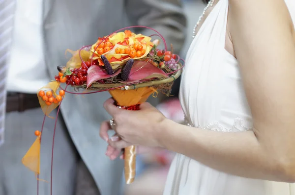 Nevěsta drží svatební kytici — Stock fotografie