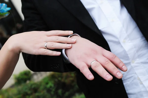 Brudens och brudgummens händer — Stockfoto