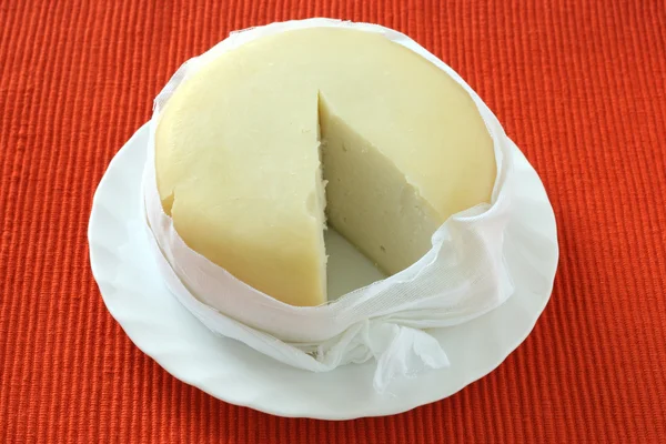 접시에 놓인 치즈 — 스톡 사진