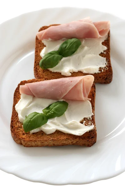 Toast met kaas en ham — Stockfoto