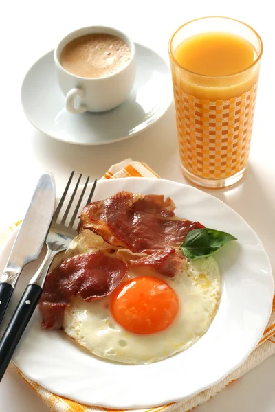 Fried egg with ham, coffee and juice — Stock Photo, Image
