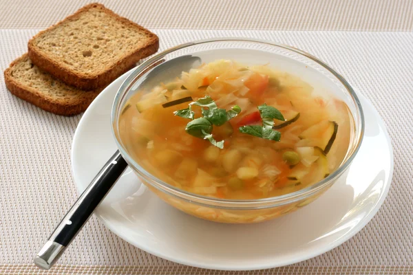 Sopa de verduras con tostadas — Foto de Stock