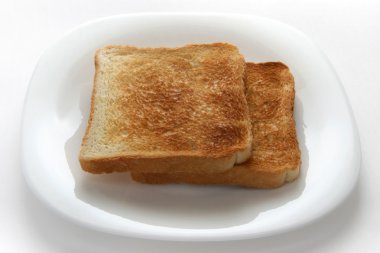 Beyaz bir plaka üzerinde tost