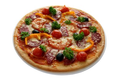 Salam ve sebze pizza
