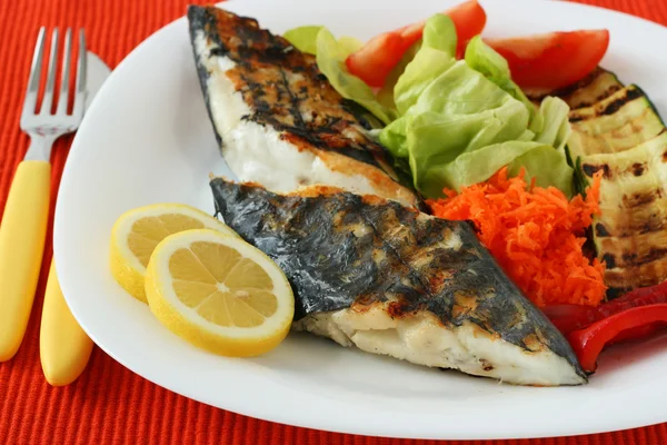 Grillad fisk med grönsaker — Stockfoto